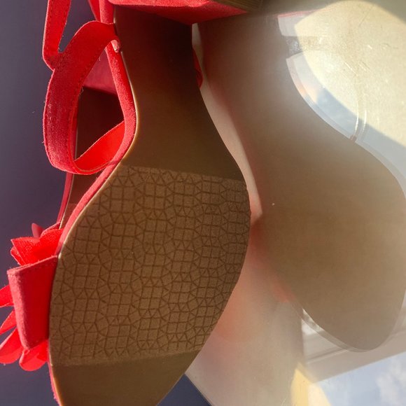 Never worn, coral red floral sandals, size 8 - Picture 14 of 14